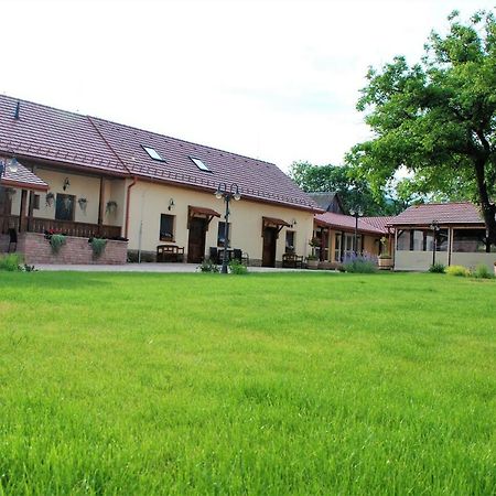 Ubytovanie Tri Ruze Krasnohorske Podhradie Экстерьер фото