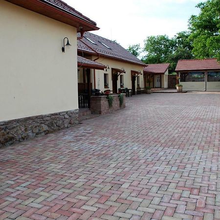 Ubytovanie Tri Ruze Krasnohorske Podhradie Экстерьер фото