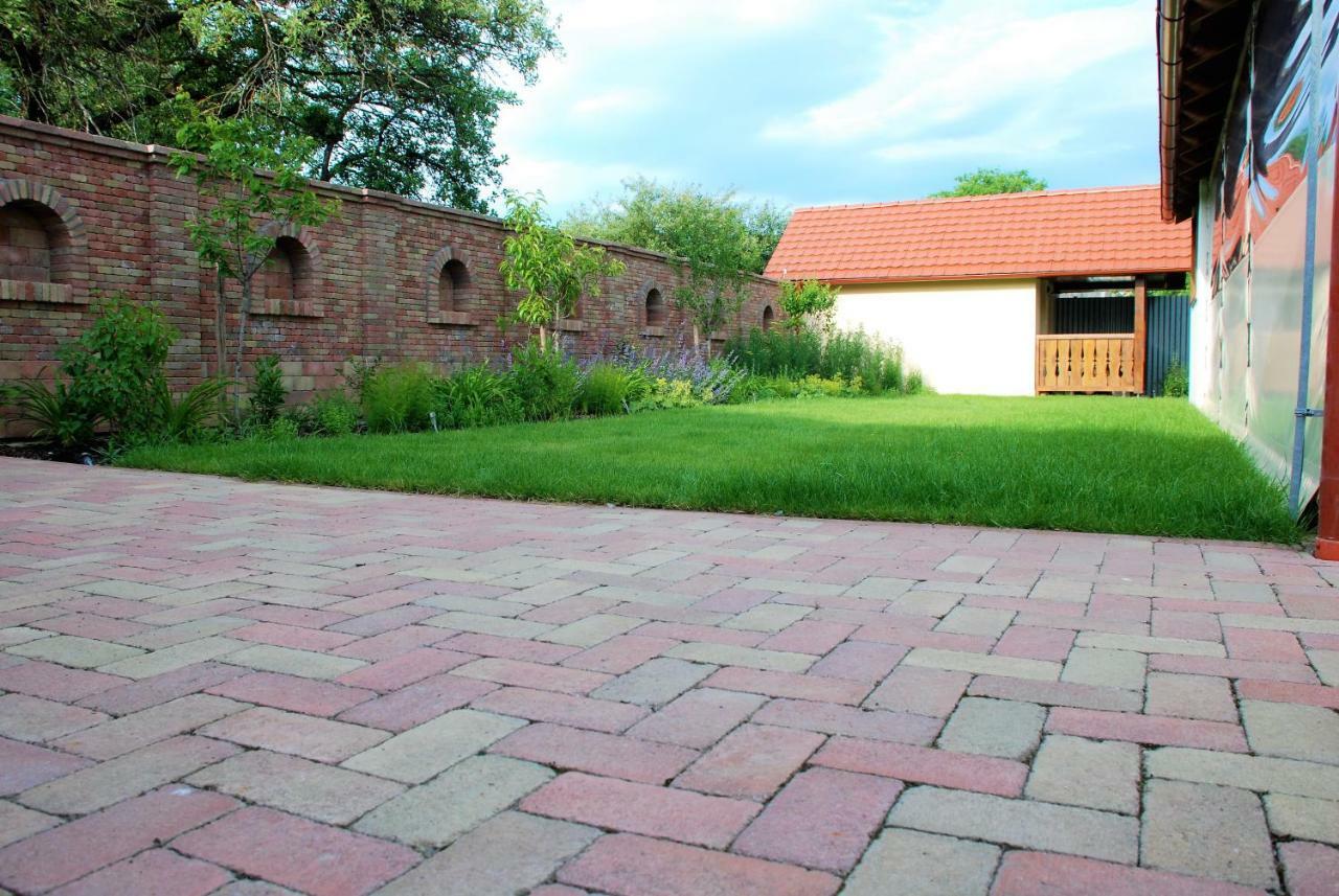 Ubytovanie Tri Ruze Krasnohorske Podhradie Экстерьер фото