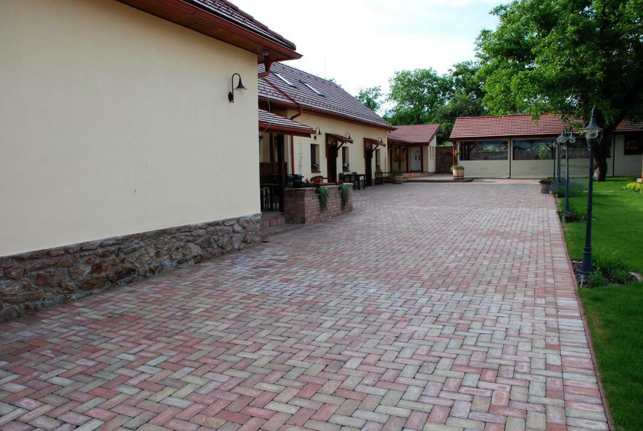 Ubytovanie Tri Ruze Krasnohorske Podhradie Экстерьер фото