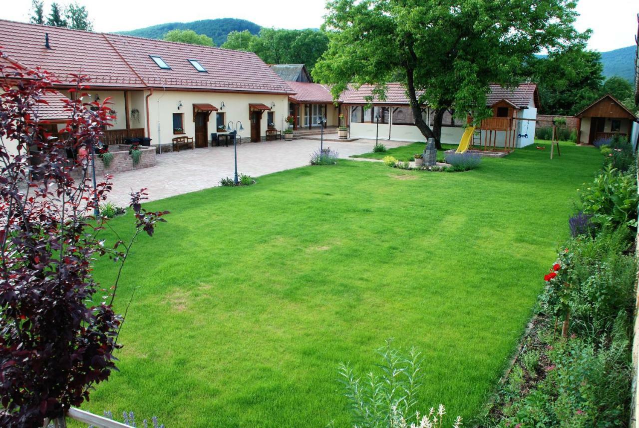 Ubytovanie Tri Ruze Krasnohorske Podhradie Экстерьер фото