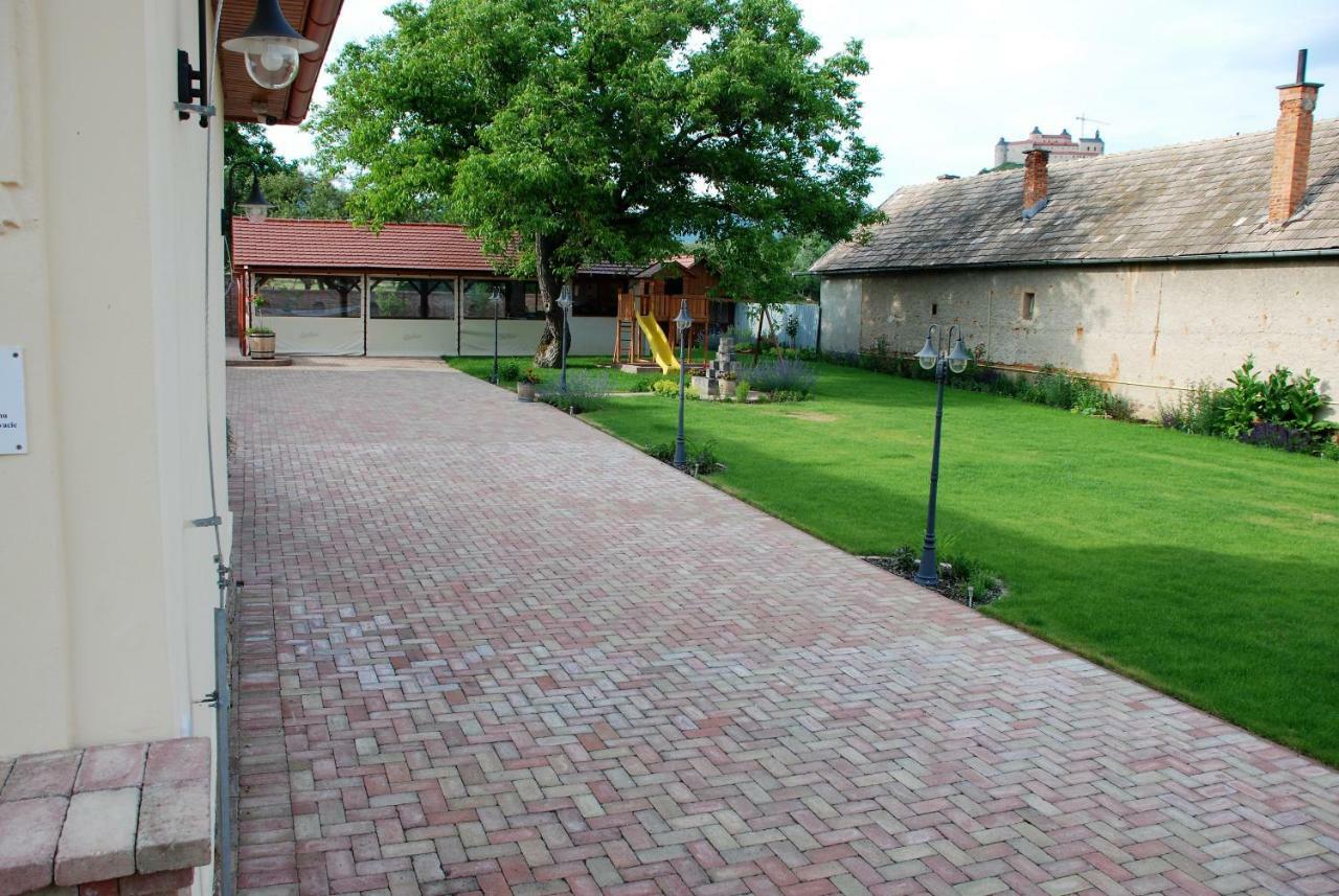 Ubytovanie Tri Ruze Krasnohorske Podhradie Экстерьер фото